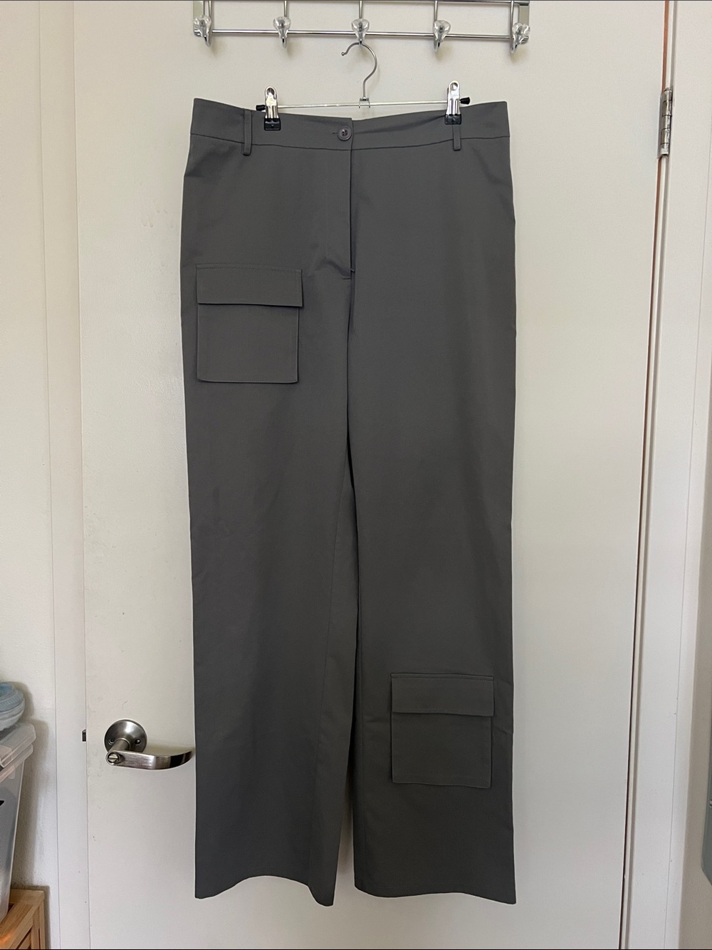 PrettyLittleThing Wide-Leg Cargo Trousers in Charcoal